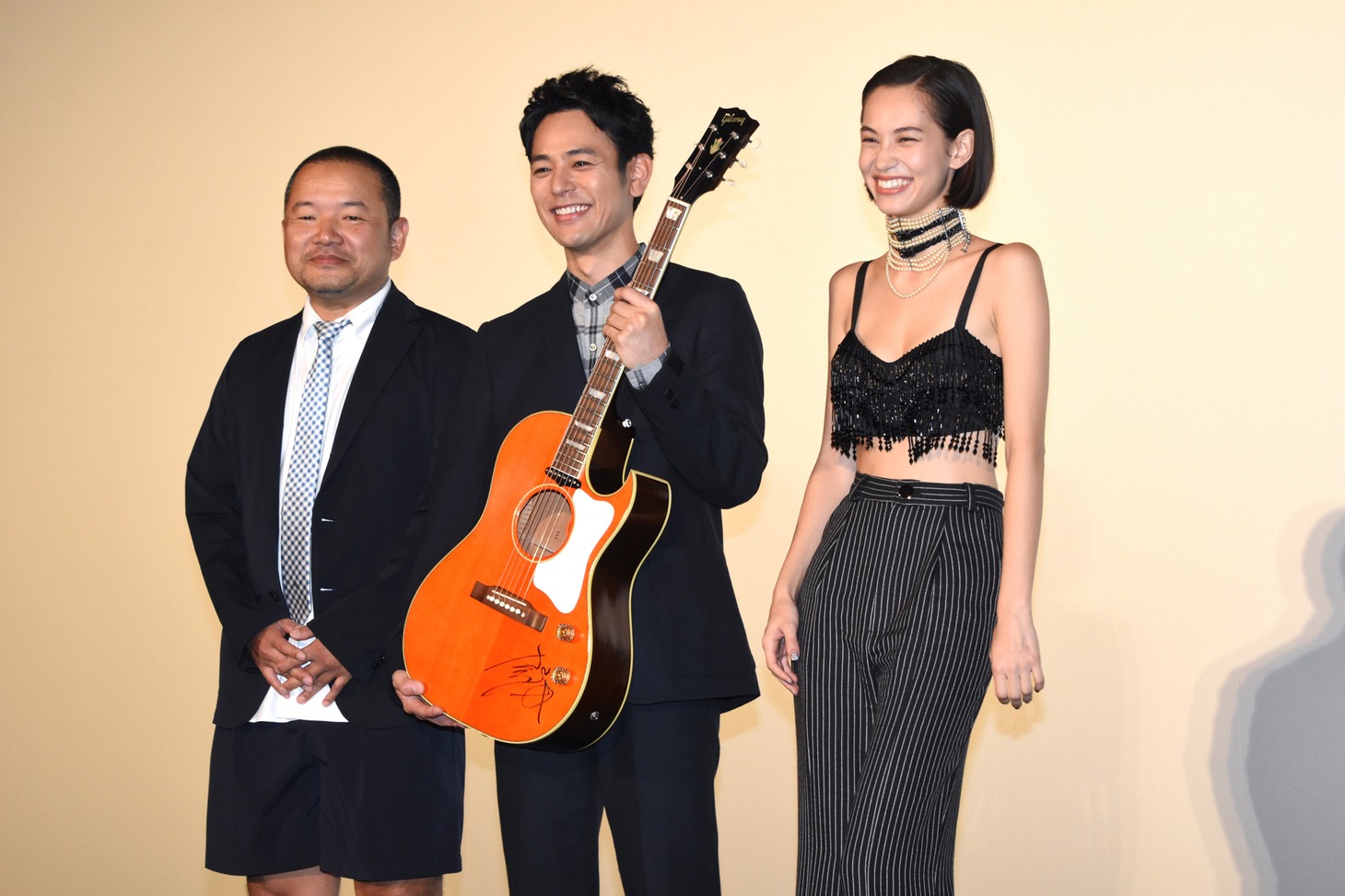 「奥田民生になりたいボーイと出会う男すべて狂わせるガール」初日舞台挨拶の様子。