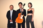 「奥田民生になりたいボーイと出会う男すべて狂わせるガール」初日舞台挨拶の様子。