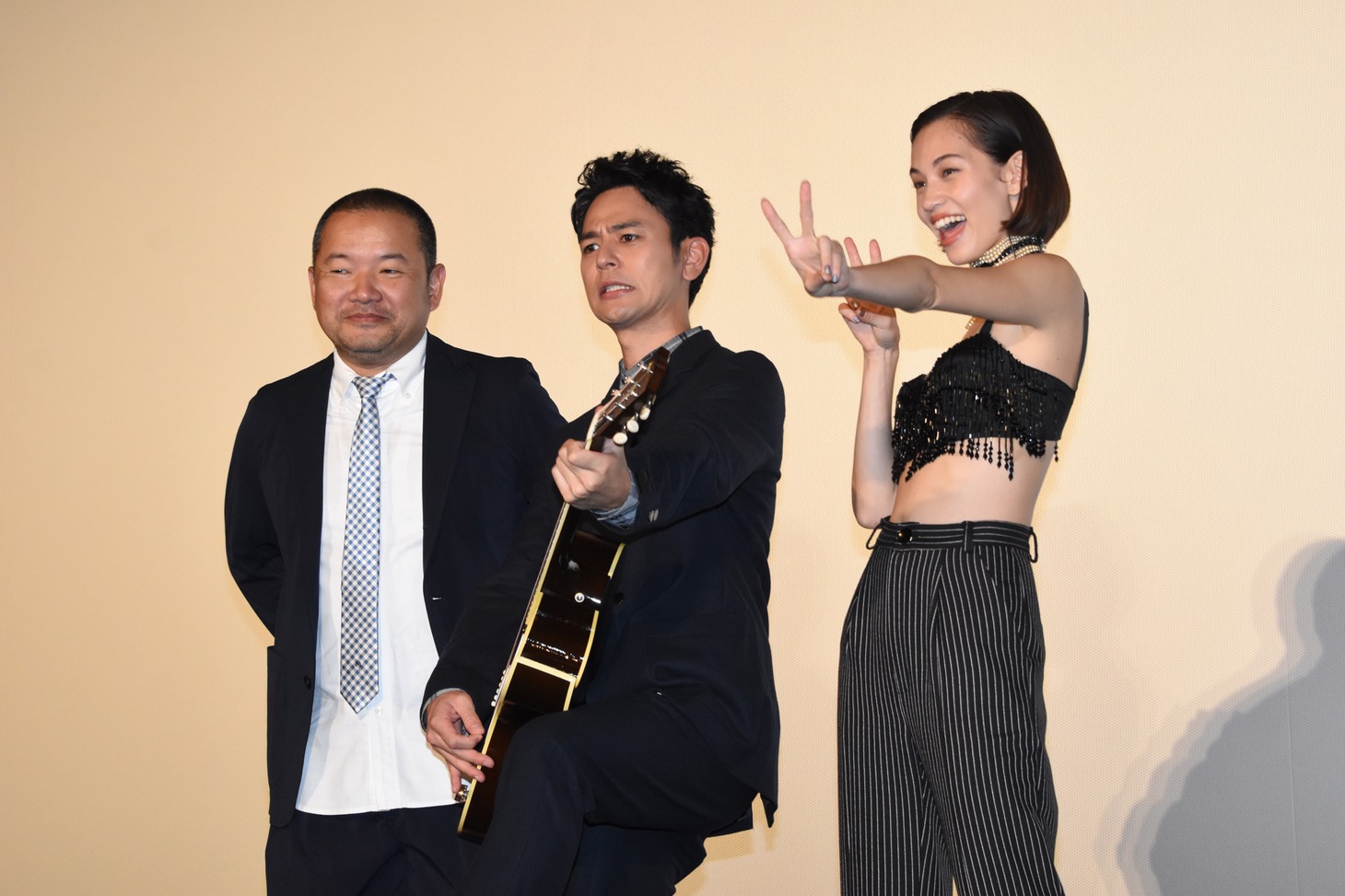 「奥田民生になりたいボーイと出会う男すべて狂わせるガール」初日舞台挨拶の様子。