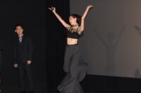 観客に投げキッスをする水原希子（右）。