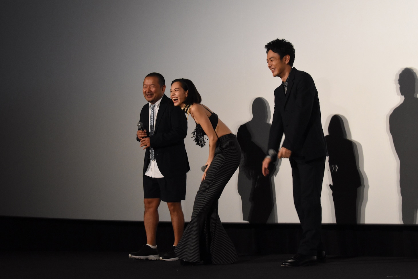 観客に投げキッスする大根仁（左）、水原希子（中央）、妻夫木聡（右）。
