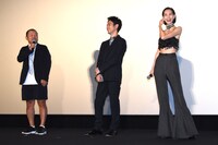 左から大根仁、妻夫木聡、水原希子。