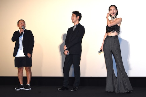 左から大根仁、妻夫木聡、水原希子。