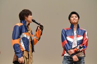 「今日はおとなしめにやっていきたい」と挨拶する岐洲匠（右）と、「どうしたの!?」と驚く岸洋佑（左）。