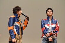 「今日はおとなしめにやっていきたい」と挨拶する岐洲匠（右）と、「どうしたの!?」と驚く岸洋佑（左）。