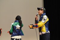 観客の「かわいいー！」コールに照れる大久保桜子（左）。