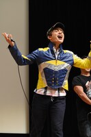 「ボンジョルノ！」と地声で叫ぶ榊原徹士。