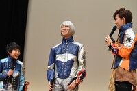 田口翔大（左）に、「何を言ってもかわいいんだなあ」と言う岸洋佑（右）。