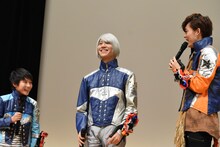 田口翔大（左）に、「何を言ってもかわいいんだなあ」と言う岸洋佑（右）。