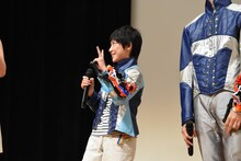 キュウレンジャーファンの間宮夕貴が「ここから皆さんの写真を撮りたいくらい」と言ったのを聞いて、ポーズを取る田口翔大。