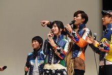 脚の長さをさり気なく自慢した山崎大輝を、非難するキャストたち。