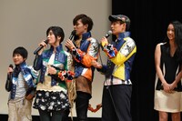 脚の長さをさり気なく自慢した山崎大輝を、非難するキャストたち。