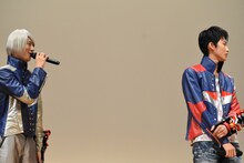 脚の長さに関するトークで、ほかのキャストから非難された山崎大輝（左）と岐洲匠（右）。