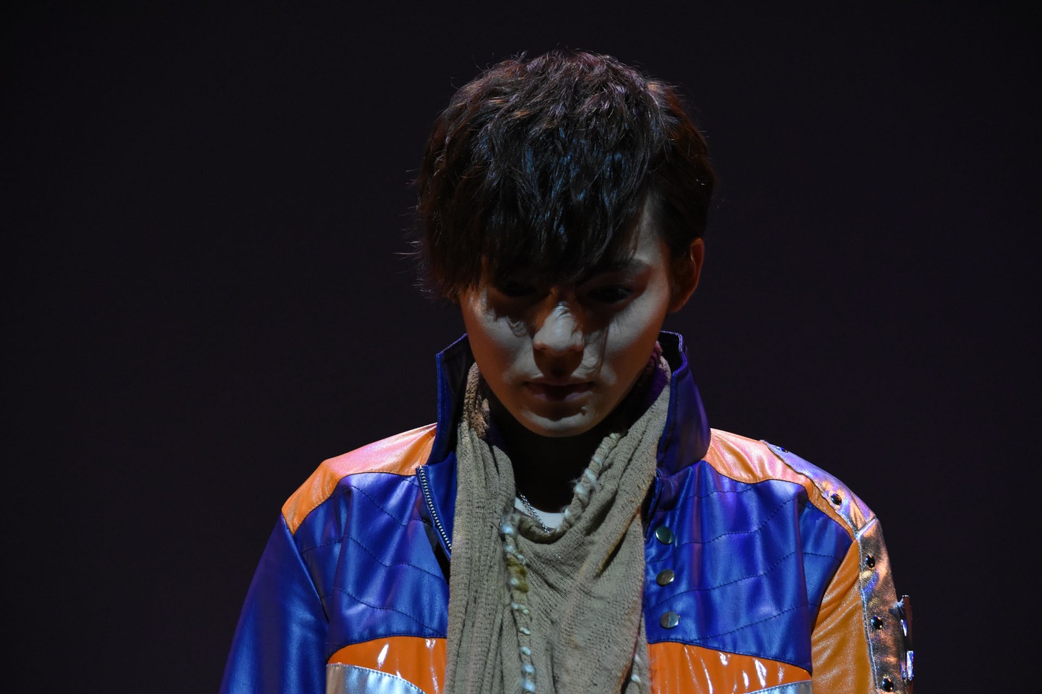主題歌「見えない絆」を歌う岸洋佑。