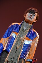 主題歌「見えない絆」を歌う岸洋佑。