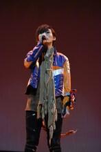 主題歌「見えない絆」を歌う岸洋佑。