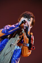 主題歌「見えない絆」を歌う岸洋佑。