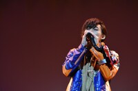 主題歌「見えない絆」を歌う岸洋佑。