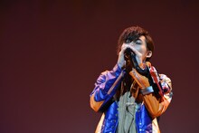 主題歌「見えない絆」を歌う岸洋佑。