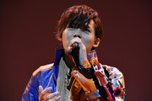 主題歌「見えない絆」を歌う岸洋佑。