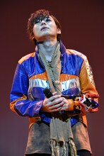 主題歌「見えない絆」を歌う岸洋佑。