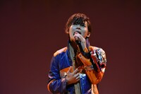 主題歌「見えない絆」を歌う岸洋佑。