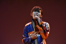 主題歌「見えない絆」を歌う岸洋佑。