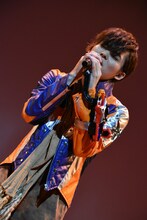 主題歌「見えない絆」を歌う岸洋佑。