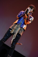 主題歌「見えない絆」を歌う岸洋佑。