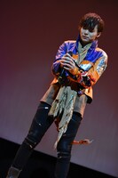 主題歌「見えない絆」を歌う岸洋佑。