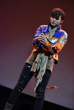 主題歌「見えない絆」を歌う岸洋佑。