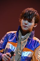 主題歌「見えない絆」を歌う岸洋佑。