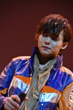 主題歌「見えない絆」を歌う岸洋佑。