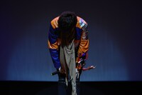 主題歌「見えない絆」を歌い終えた岸洋佑。