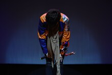 主題歌「見えない絆」を歌い終えた岸洋佑。