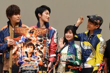 大久保桜子（中央右）に塩を振る仕草をする榊原徹士（右端）。