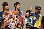 大久保桜子(中央右)に塩を振る仕草をする榊原徹士(右端)。