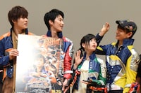 大久保桜子（中央右）に塩を振る仕草をしていたところ、本人に気づかれた榊原徹士（右端）。