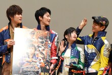 大久保桜子（中央右）に塩を振る仕草をしていたところ、本人に気づかれた榊原徹士（右端）。