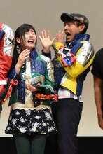 大久保桜子（左）に塩を振る仕草をしていたところ、本人に気づかれた榊原徹士（右端）。