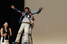 田口翔大を抱き上げる山崎大輝。