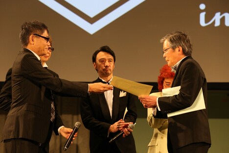 羽佐間道夫に皆勤賞を授与するいとうせいこう。