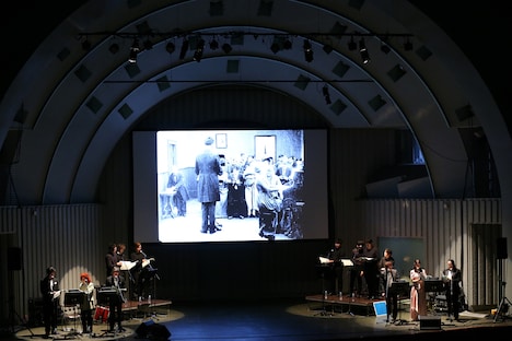 「チャップリンの勇敢」上映時の様子。