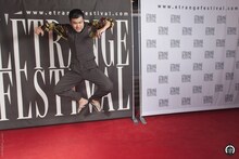 跳ぶ小林勇貴。