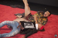 フランスの観客と親交を深める小林勇貴。