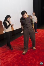 メンチを切る小林勇貴。