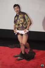 ズボンを脱ぎ始める小林勇貴。