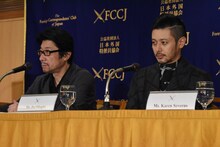 左から阪本順治、オダギリジョー。