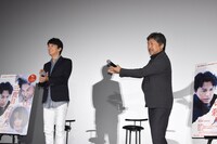 「三度目の殺人」舞台挨拶の様子。