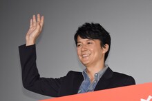 「ましゃー！」というファンの呼びかけに応え、手を振る福山雅治。